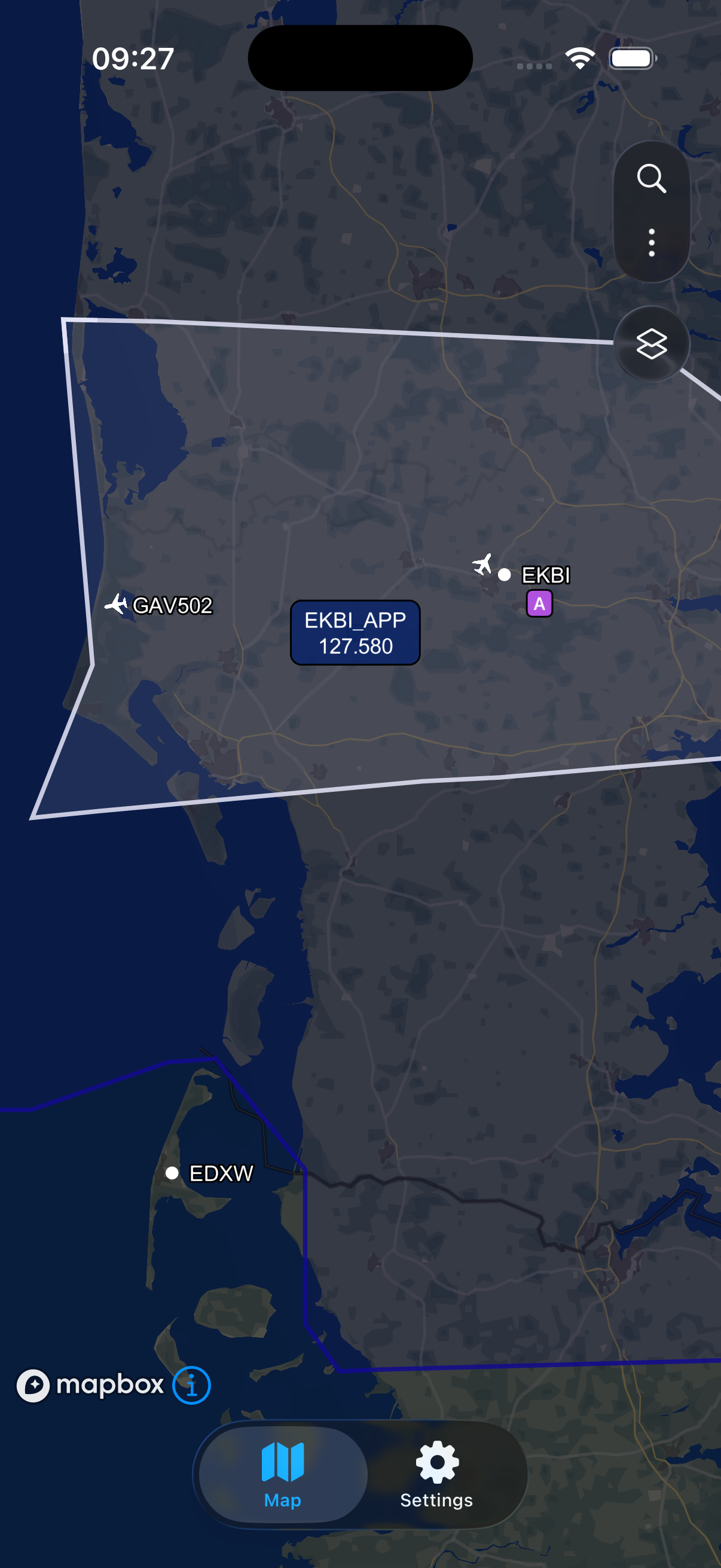 VatSight radar map in light mode showing ATC sectors and live traffic